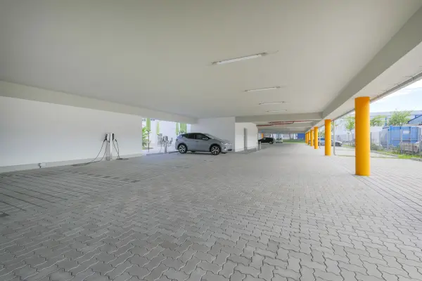 Überdachte Parkplätze der Immobilie: Lukrative Gewerbeimmobilie mit hoher Rendite und bester Lage! (Foto)