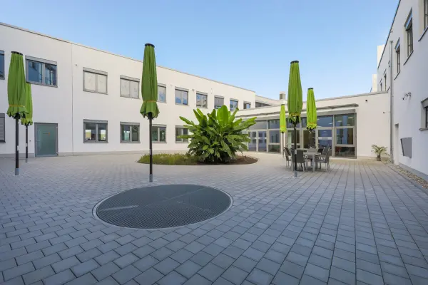 Innenhof der Immobilie: Lukrative Gewerbeimmobilie mit hoher Rendite und bester Lage! (Foto)