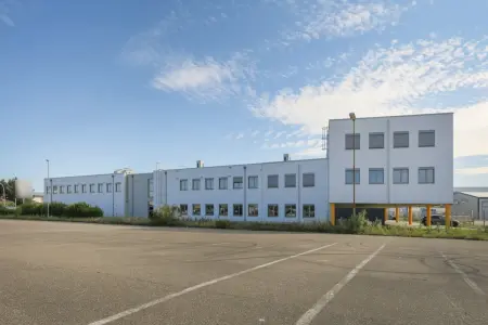 Straßenansicht der Immobilie: Lukrative Gewerbeimmobilie mit hoher Rendite und bester Lage! (Foto)