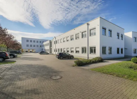 Straßenansicht der Immobilie: Lukrative Gewerbeimmobilie mit hoher Rendite und bester Lage! (Foto)