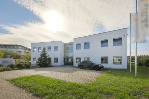 Straßenansicht der Immobilie: Ideale Büroimmobilie mit modernster Ausstattung und flexibler Gestaltung! (Foto)