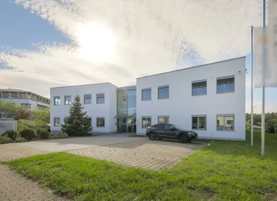 Straßenansicht der Immobilie: Ideale Büroimmobilie mit modernster Ausstattung und flexibler Gestaltung! (Foto)