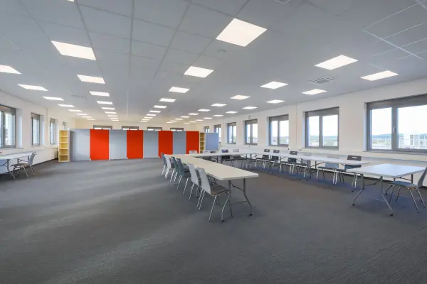 Großraumbüro der Immobilie: Ideale Büroimmobilie mit modernster Ausstattung und flexibler Gestaltung! (Foto)