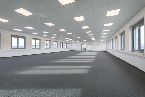 2. Großraumbüro der Immobilie: Ideale Büroimmobilie mit modernster Ausstattung und flexibler Gestaltung! (Foto)