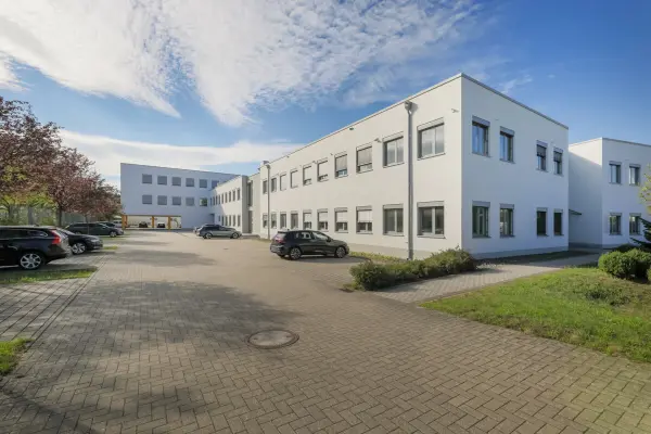 Straßenansicht der Immobilie: Ideale Büroimmobilie mit modernster Ausstattung und flexibler Gestaltung! (Foto)