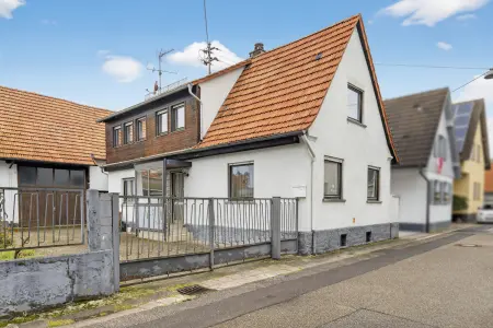 Vorderansicht der Immobilie: Ein Haus, das auf Ihre Ideen wartet – mit Scheune, Garten & Geschichte (Titelbild)