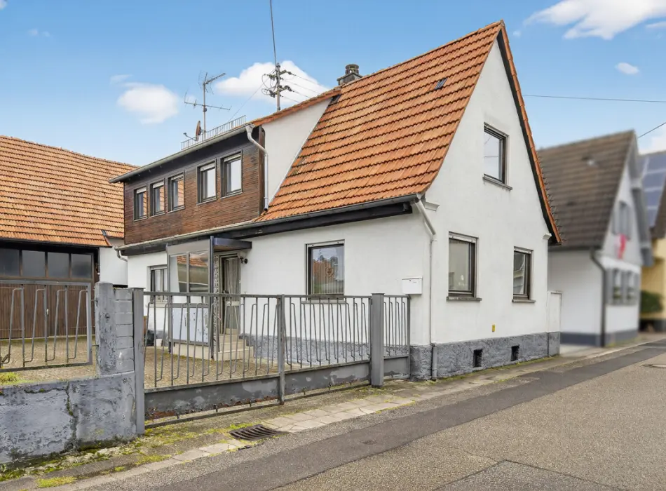 Vorderansicht der Immobilie: Ein Haus, das auf Ihre Ideen wartet – mit Scheune, Garten & Geschichte (Titelbild)