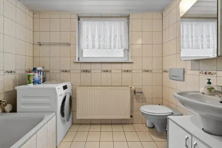 Tageslichtbad EG der Immobilie: Ein Haus, das auf Ihre Ideen wartet – mit Scheune, Garten & Geschichte (Foto)