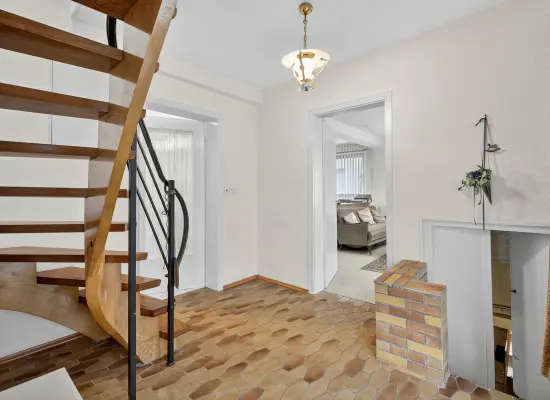 Vorraum EG der Immobilie: Ein Haus, das auf Ihre Ideen wartet – mit Scheune, Garten & Geschichte (Foto)