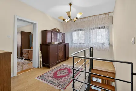 Vorraum DG der Immobilie: Ein Haus, das auf Ihre Ideen wartet – mit Scheune, Garten & Geschichte (Foto)