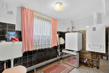 WC und Heizung DG der Immobilie: Ein Haus, das auf Ihre Ideen wartet – mit Scheune, Garten & Geschichte (Foto)