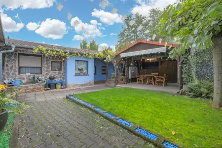 Innenhof der Immobilie: Großzügiger Bungalow mit uneinsichtigem Garten – Familienidylle in ruhiger Lage von Hochstetten (Titelbild)