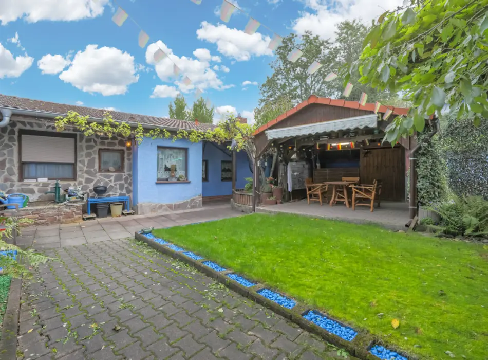 Innenhof der Immobilie: Großzügiger Bungalow mit uneinsichtigem Garten – Familienidylle in ruhiger Lage von Hochstetten (Titelbild)