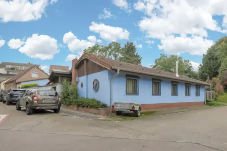 Straßenansicht der Immobilie: Großzügiger Bungalow mit uneinsichtigem Garten – Familienidylle in ruhiger Lage von Hochstetten (Foto)