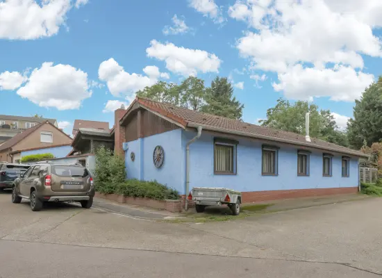 Straßenansicht der Immobilie: Großzügiger Bungalow mit uneinsichtigem Garten – Familienidylle in ruhiger Lage von Hochstetten (Foto)