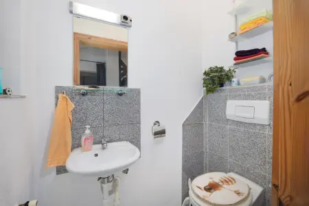Gäste-WC der Immobilie: Großzügiger Bungalow mit uneinsichtigem Garten – Familienidylle in ruhiger Lage von Hochstetten (Foto)