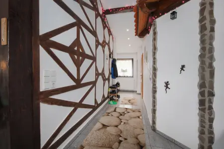 Diele der Immobilie: Großzügiger Bungalow mit uneinsichtigem Garten – Familienidylle in ruhiger Lage von Hochstetten (Foto)