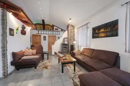 Wohnbereich der Immobilie: Großzügiger Bungalow mit uneinsichtigem Garten – Familienidylle in ruhiger Lage von Hochstetten (Foto)