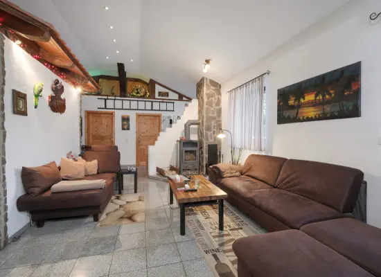 Wohnbereich der Immobilie: Großzügiger Bungalow mit uneinsichtigem Garten – Familienidylle in ruhiger Lage von Hochstetten (Foto)
