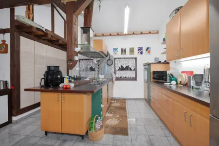 Küche der Immobilie: Großzügiger Bungalow mit uneinsichtigem Garten – Familienidylle in ruhiger Lage von Hochstetten (Foto)