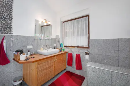 Badezimmer der Immobilie: Großzügiger Bungalow mit uneinsichtigem Garten – Familienidylle in ruhiger Lage von Hochstetten (Foto)