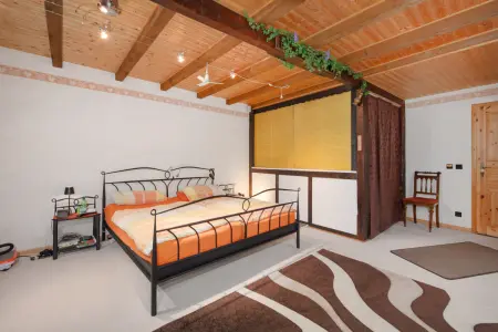 Schlafzimmer der Immobilie: Großzügiger Bungalow mit uneinsichtigem Garten – Familienidylle in ruhiger Lage von Hochstetten (Foto)