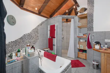 Badezimmer der Immobilie: Großzügiger Bungalow mit uneinsichtigem Garten – Familienidylle in ruhiger Lage von Hochstetten (Foto)