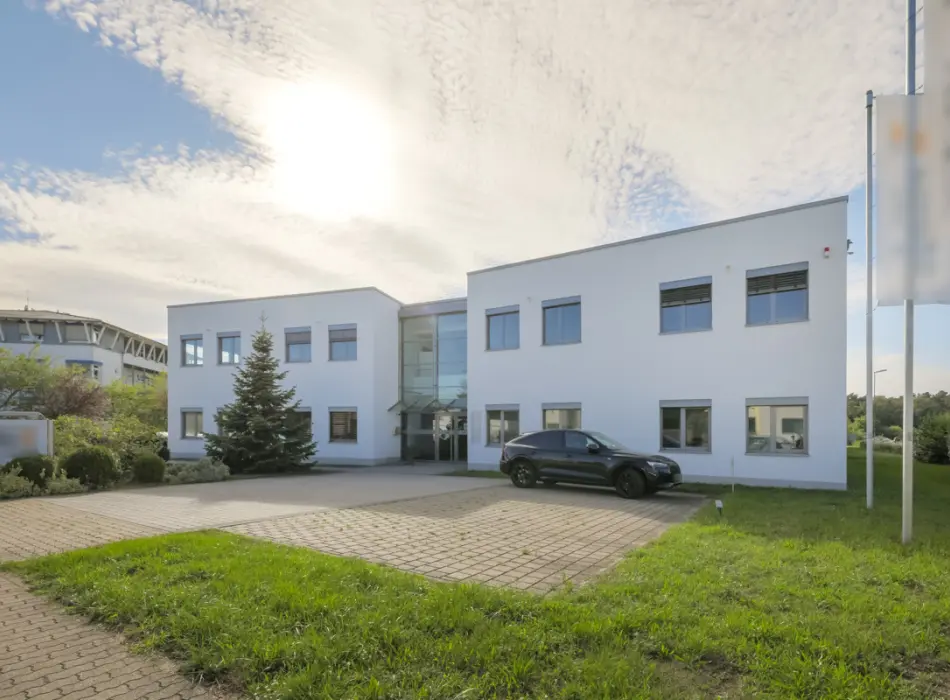 Straßenansicht der Immobilie: Ideale Büroimmobilie mit modernster Ausstattung und flexibler Gestaltung! (Titelbild)