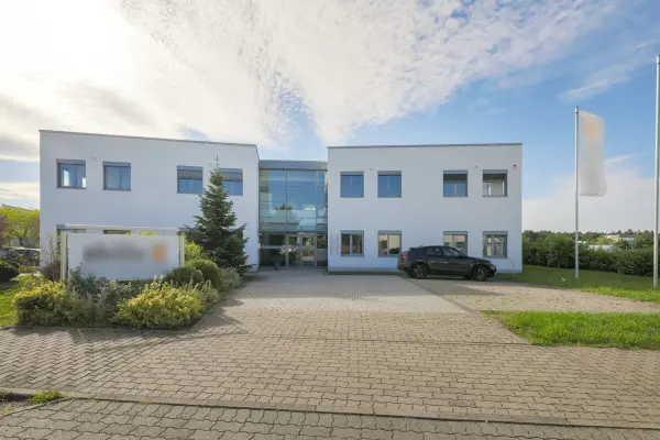 Straßenansicht der Immobilie: Ideale Büroimmobilie mit modernster Ausstattung und flexibler Gestaltung! (Foto)