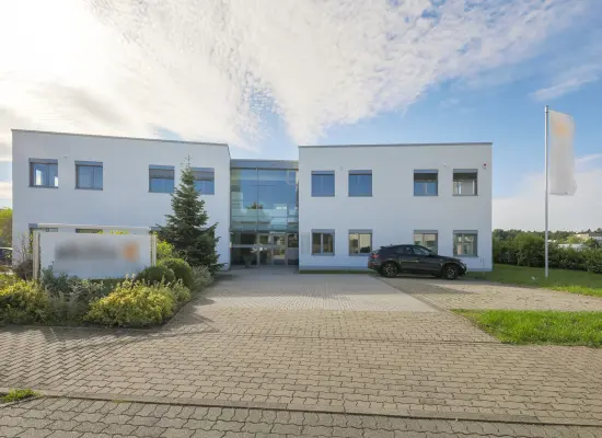 Straßenansicht der Immobilie: Ideale Büroimmobilie mit modernster Ausstattung und flexibler Gestaltung! (Foto)