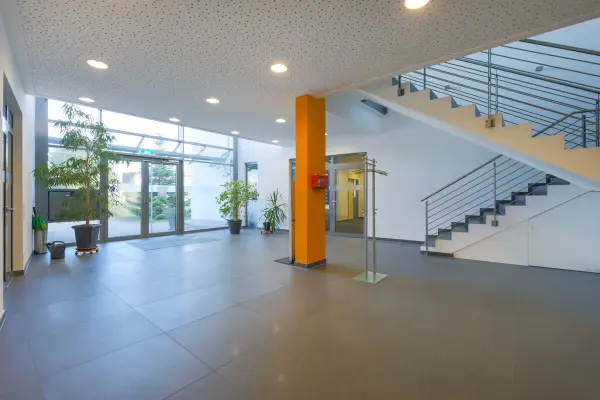 Eingangshalle der Immobilie: Ideale Büroimmobilie mit modernster Ausstattung und flexibler Gestaltung! (Foto)