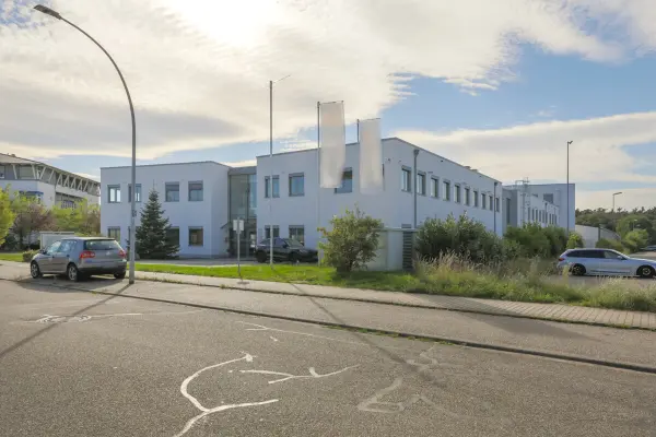 Straßenansicht der Immobilie: Ideale Büroimmobilie mit modernster Ausstattung und flexibler Gestaltung! (Foto)