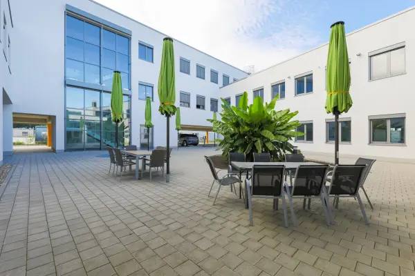 Innenhof der Immobilie: Ideale Büroimmobilie mit modernster Ausstattung und flexibler Gestaltung! (Foto)
