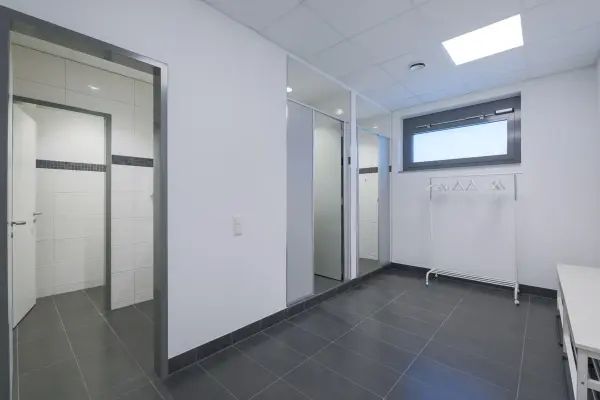 Umkleide und Duschen der Immobilie: Ideale Büroimmobilie mit modernster Ausstattung und flexibler Gestaltung! (Foto)