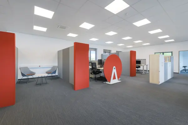 Bürofläche und Meetingecke der Immobilie: Ideale Büroimmobilie mit modernster Ausstattung und flexibler Gestaltung! (Foto)