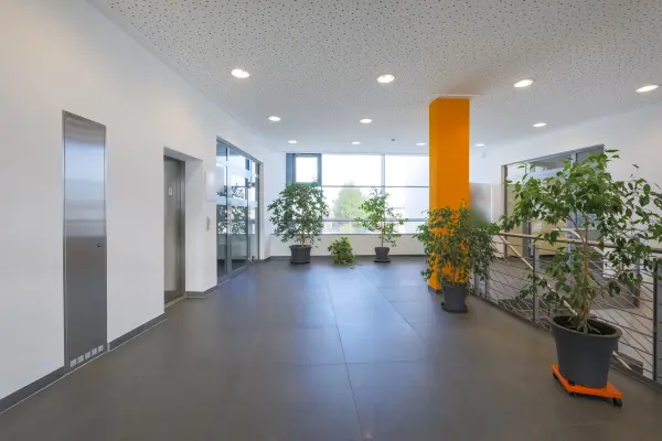 Treppenhaus und Aufzug der Immobilie: Ideale Büroimmobilie mit modernster Ausstattung und flexibler Gestaltung! (Foto)
