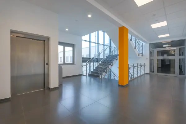Treppenhaus und Aufzug der Immobilie: Ideale Büroimmobilie mit modernster Ausstattung und flexibler Gestaltung! (Foto)