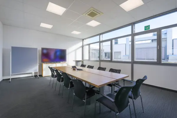 Meetingraum der Immobilie: Ideale Büroimmobilie mit modernster Ausstattung und flexibler Gestaltung! (Foto)