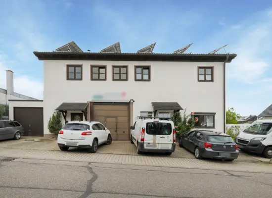 Straßenansicht der Immobilie: Attraktives Wohn- und Geschäftshaus mit Halle, Dachterrasse und PV-Anlage in Pforzheim-Würm! (Titelbild)