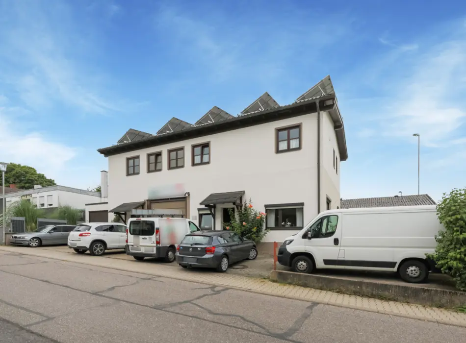 Straßenansicht der Immobilie: Attraktives Wohn- und Geschäftshaus mit Halle, Dachterrasse und PV-Anlage in Pforzheim-Würm! (Foto)