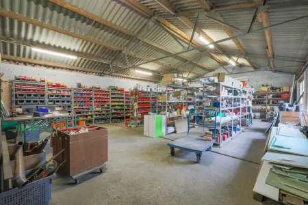 Halle der Immobilie: Attraktives Wohn- und Geschäftshaus mit Halle, Dachterrasse und PV-Anlage in Pforzheim-Würm! (Foto)
