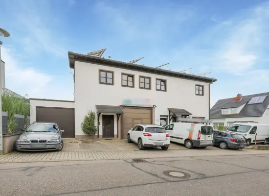 Straßenansicht der Immobilie: Attraktives Wohn- und Geschäftshaus mit Halle, Dachterrasse und PV-Anlage in Pforzheim-Würm! (Foto)