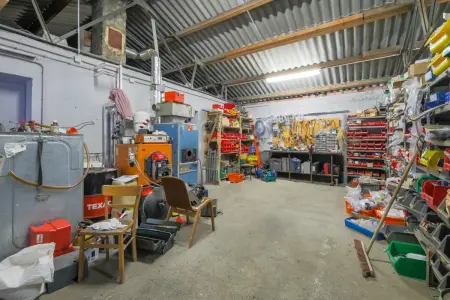Halle der Immobilie: Attraktives Wohn- und Geschäftshaus mit Halle, Dachterrasse und PV-Anlage in Pforzheim-Würm! (Foto)
