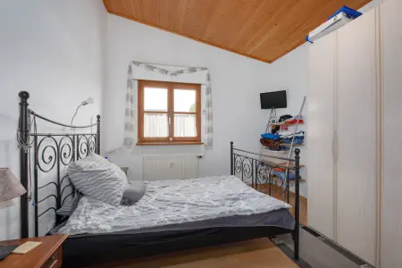 Schlafzimmer Wohnung OG der Immobilie: Attraktives Wohn- und Geschäftshaus mit Halle, Dachterrasse und PV-Anlage in Pforzheim-Würm! (Foto)