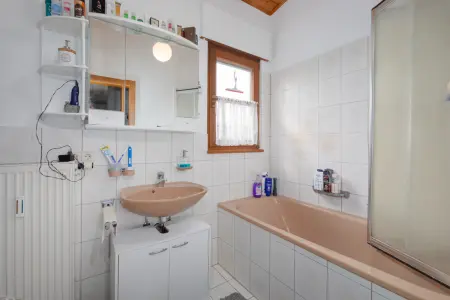 Badezimmer Wohnung OG der Immobilie: Attraktives Wohn- und Geschäftshaus mit Halle, Dachterrasse und PV-Anlage in Pforzheim-Würm! (Foto)