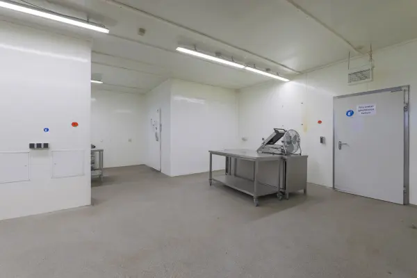 Gewerbefläche / Küche und Kühlraum der Immobilie: Voll ausgestattete Großküche - Ideal für Gastronomie, Catering oder Produktionsküche! (Foto)
