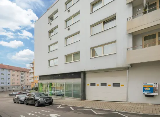 Seitenansicht und Zufahrt Halle der Immobilie: Ideal für Handel und Logistik! (Foto)