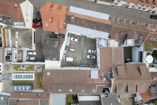 Draufsicht der Immobilie: Sichern Sie Ihre Zukunft!
Gewerbliche und wohnwirtschaftliche Gebäudemixtur im Herzen von Durlach (Foto)