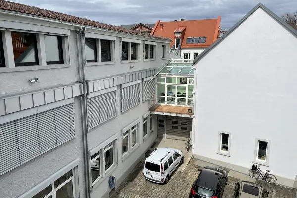 Innenhof mit Wintergarten Mittelstr. 8 / rechts Haus Mittelstr. 4 der Immobilie: Sichern Sie Ihre Zukunft!
Gewerbliche und wohnwirtschaftliche Gebäudemixtur im Herzen von Durlach (Foto)