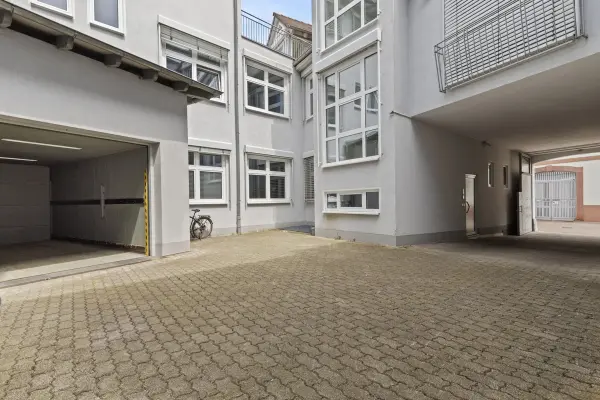 Innenhof Mittelstr. 10 mit Autoaufzug zur Tiefgarage der Immobilie: Sichern Sie Ihre Zukunft!
Gewerbliche und wohnwirtschaftliche Gebäudemixtur im Herzen von Durlach (Foto)